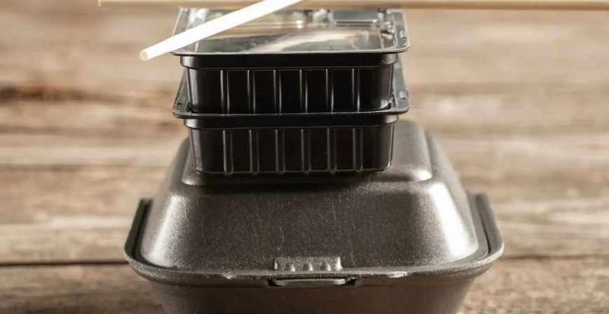 عبوات حفظ الطعام السوداء ..  خطر خفي على صحتك 