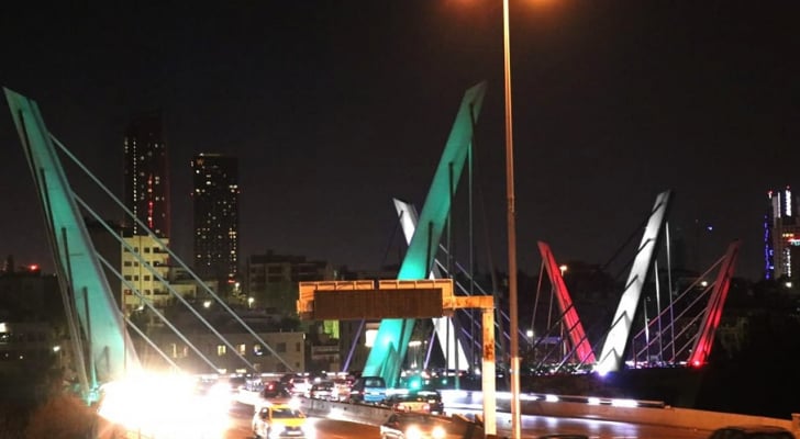 أمانة عمان تضيء جسر عبدون بألوان علم دولة الإمارات