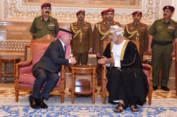  الملك وولي العهد يقدمان العزاء للسلطان هيثم