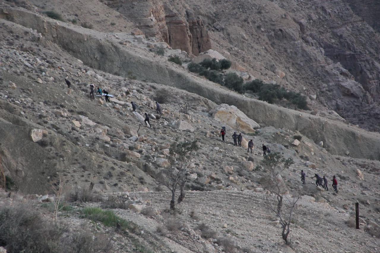 إصابة شخصين سقطا من منحدر جبلي في محافظة الكرك
