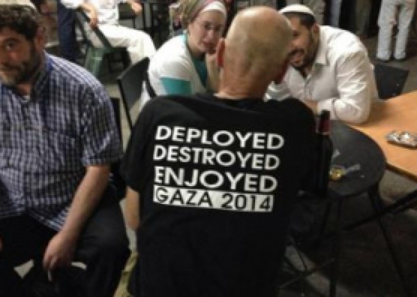 قميص جندي اسرائيلي يثير "عاصفة الكترونية" على مواقع التواصل الاجتماعي