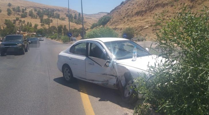 3 إصابات بتصادم مركبتين على طريق اربد - عمان  ..  صور