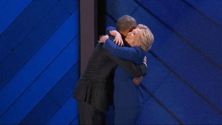 فيديو: عناق حارّ بين أوباما وهيلاري كلينتون أمام زوجها الرّئيس السابق!