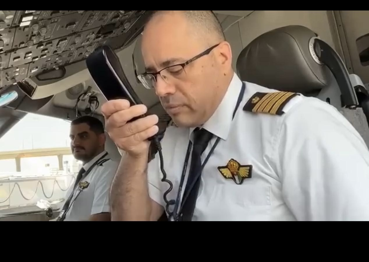قبل الإقلاع ..  قائد طائرة الملكية الأردنية يوجه رسالة مؤثرة لنشامى المنتخب الوطني