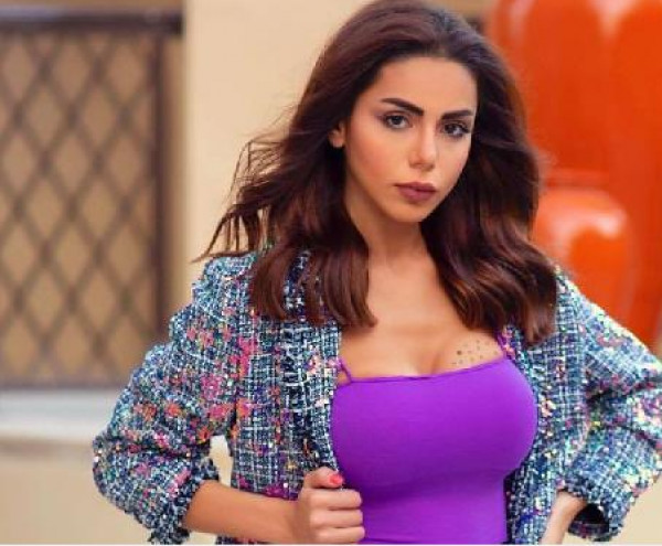 ظهور شمس الملا برفقة والدتها ..  والشبه بينهما كبير