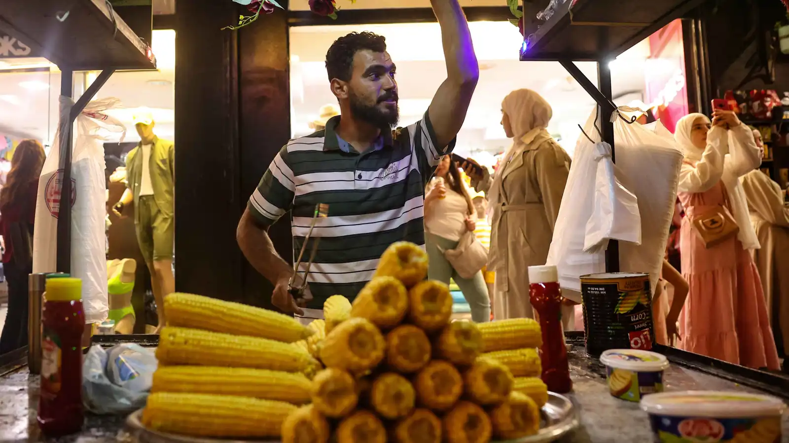 طقوس متوارثة تمزج عبق التاريخ بروحانية رمضان في حمص السورية 