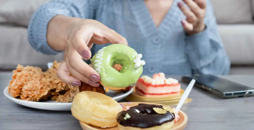 كيف تجبرك بكتيريا أمعائك على اشتهاء السكريات والدهون؟