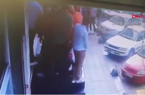 بالفيديو  ..  ردة فعل شاب سوري مع شخص تحرش بزوجته في تركيا 