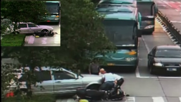 بالفيديو  ..  مارة ينقذون سيدة من الموت وينتشلونها من تحت عجلات سيارة 