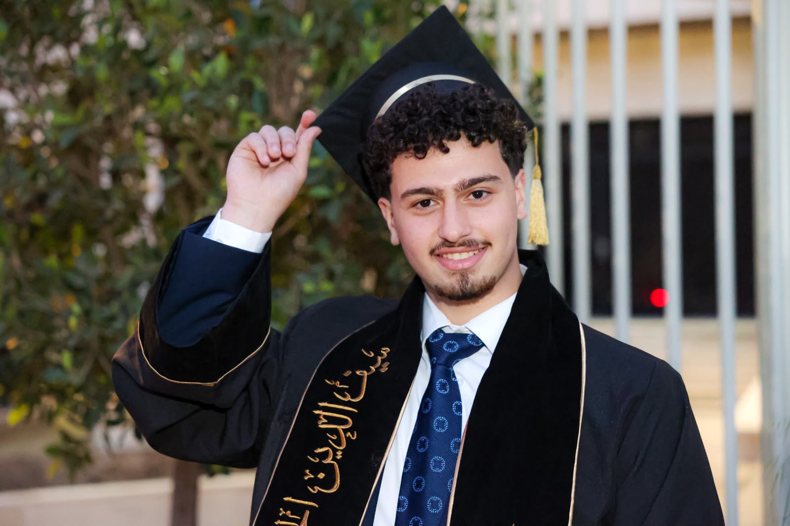 الحاج عبد الرحمن الحنيطي ونجله المهندس أشرف يهنئان سيف الدين بنجاحه في التوجيهي