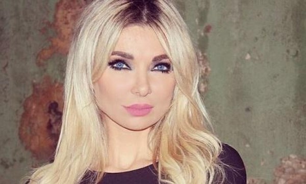 كلينك تنشر صورتها بالحجاب وتعلق "الحجّة ميريام كلينك" 