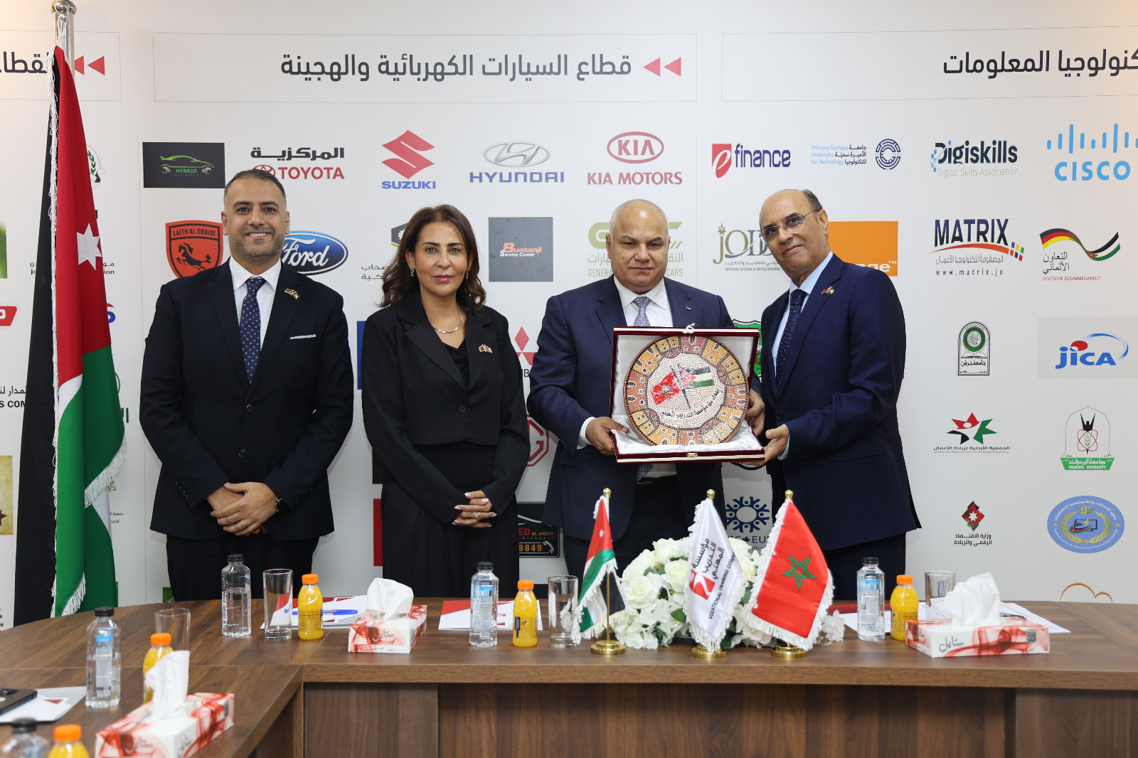 وزير العمل يُكرّم السفير المغربي وسفيرة الأردن لدى المغرب 