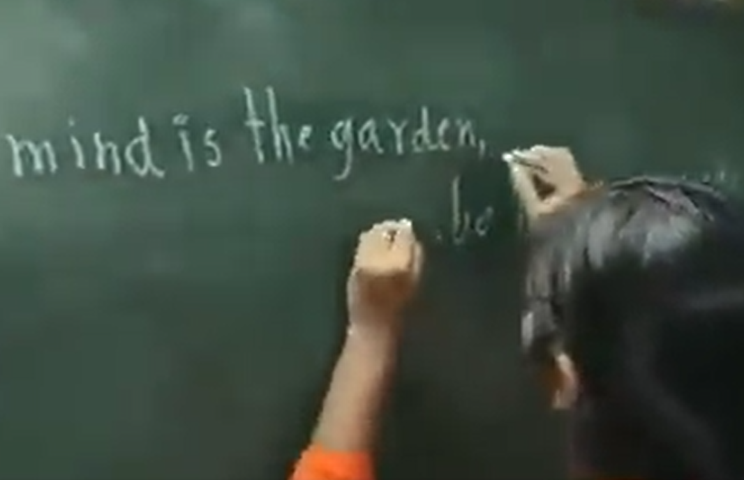 بالفيديو  .. فتاة تكتب بكلتا يديها في وقت واحد بلغتين مختلفتين وبسرعة فائقة