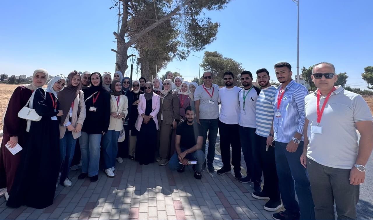 قسم العلاج الطبيعي في جامعة الزيتونة الأردنية يشارك في مبادرة «بصمة خطى» ومسار مادبا الصحي والبيئي والثقافي