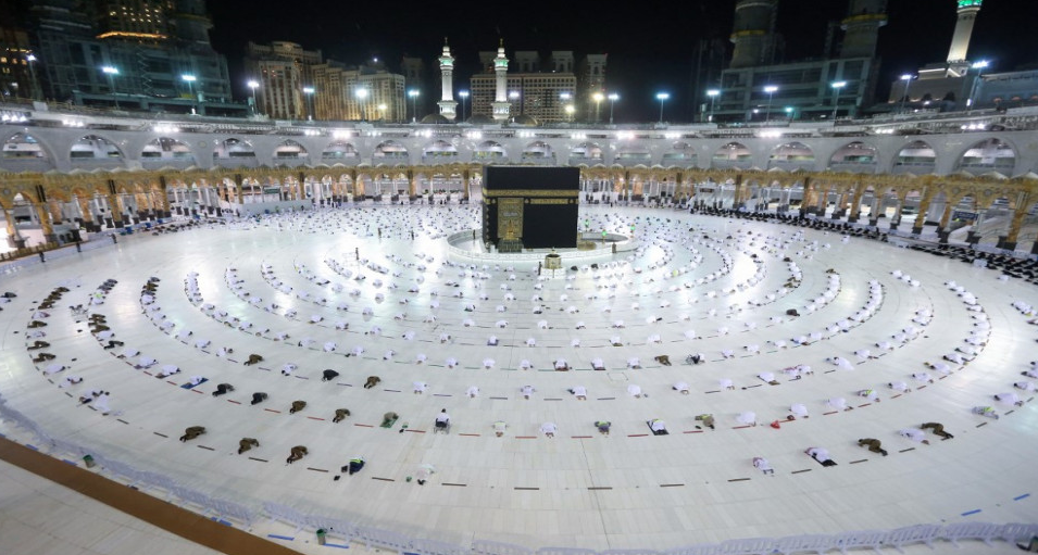 محصنون ضد الفيروس يؤدون مناسك العمرة في بداية شهر رمضان 