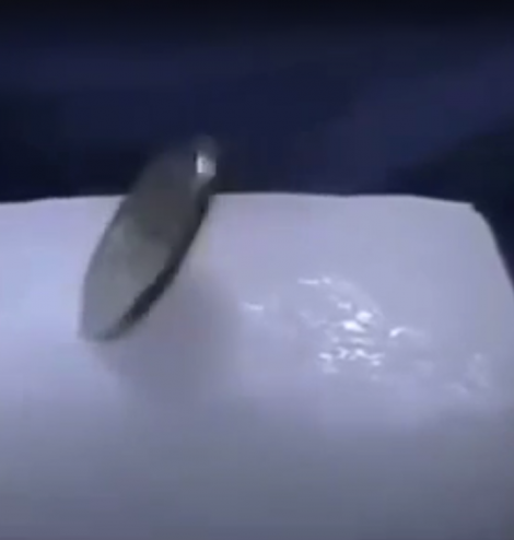 بالفيديو  ..  ماذا يحدث عند وضع عملة معدنية في الثلج ؟