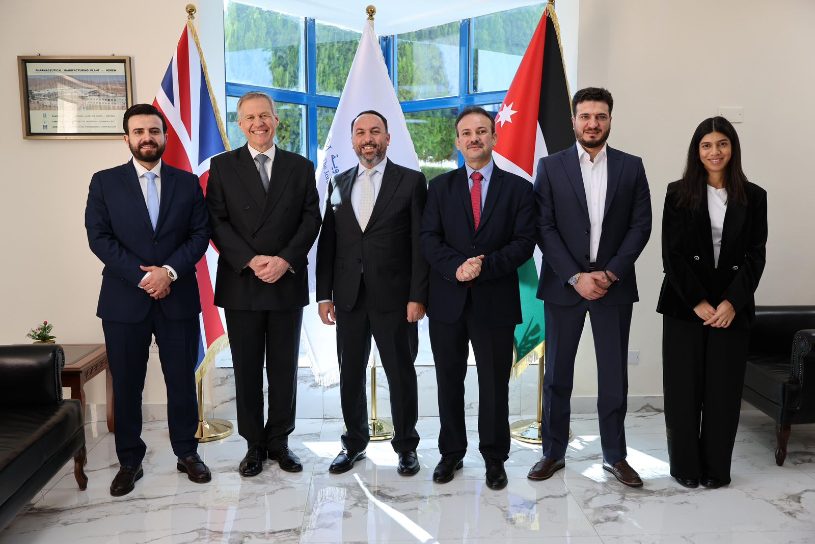 السفير البريطاني يزور "الأردنية لإنتاج الأدوية" ضمن تعاون مشترك مع الجامعة الهاشمية وجامعة كوينز