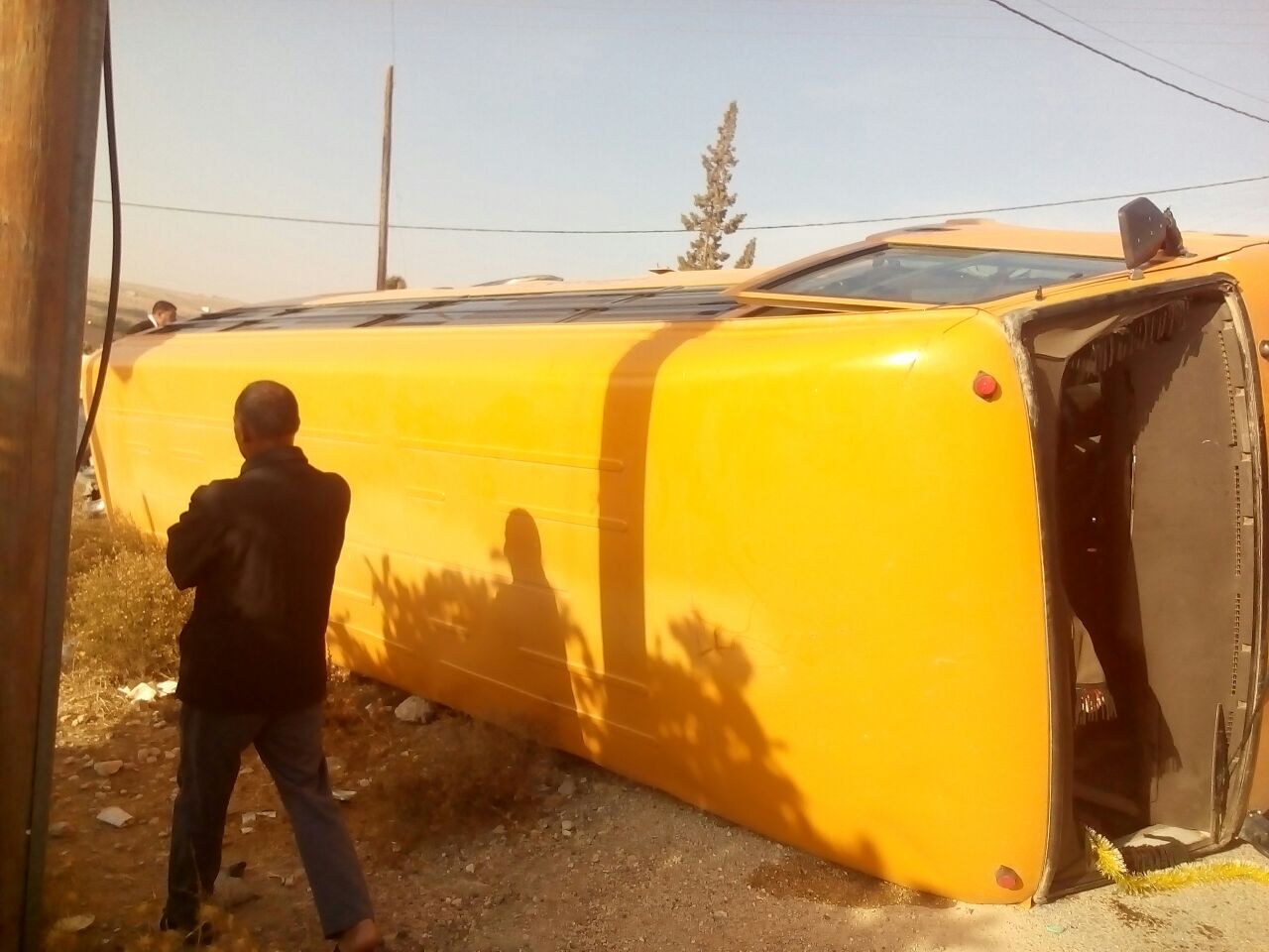 بالصور ..  اصابة 20 طالب مدرسة بحادث تصادم باص طلاب ومركبة صغيرة في مادبا