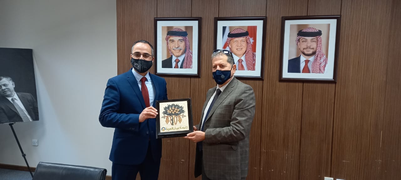 بحث سبل التعاون بين عمان العربية والحسين التقنية