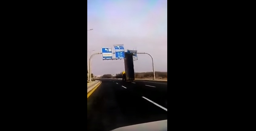 بالفيديو ..  لحظة اصطدام شاحنة بلوحة على طريق سريع في المدينة المنورة
