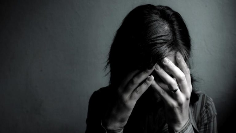 فيديو صادم  ..  هذا ما فعلته أفعى برجل كان يستخدمها لتهديد الفتيات أثناء اغتصابهن