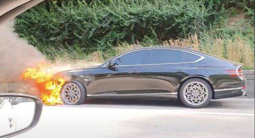 احتراق إطار أمامي لمركبة والدوريات الخارجية تعمل على اطفائه 