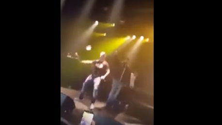 بالفيديو ..  لحظة طرد مغني "راب" ورميه بالماء والغاز المسيل للدموع بعد ان نعت المغربيين بـ"السحرة"