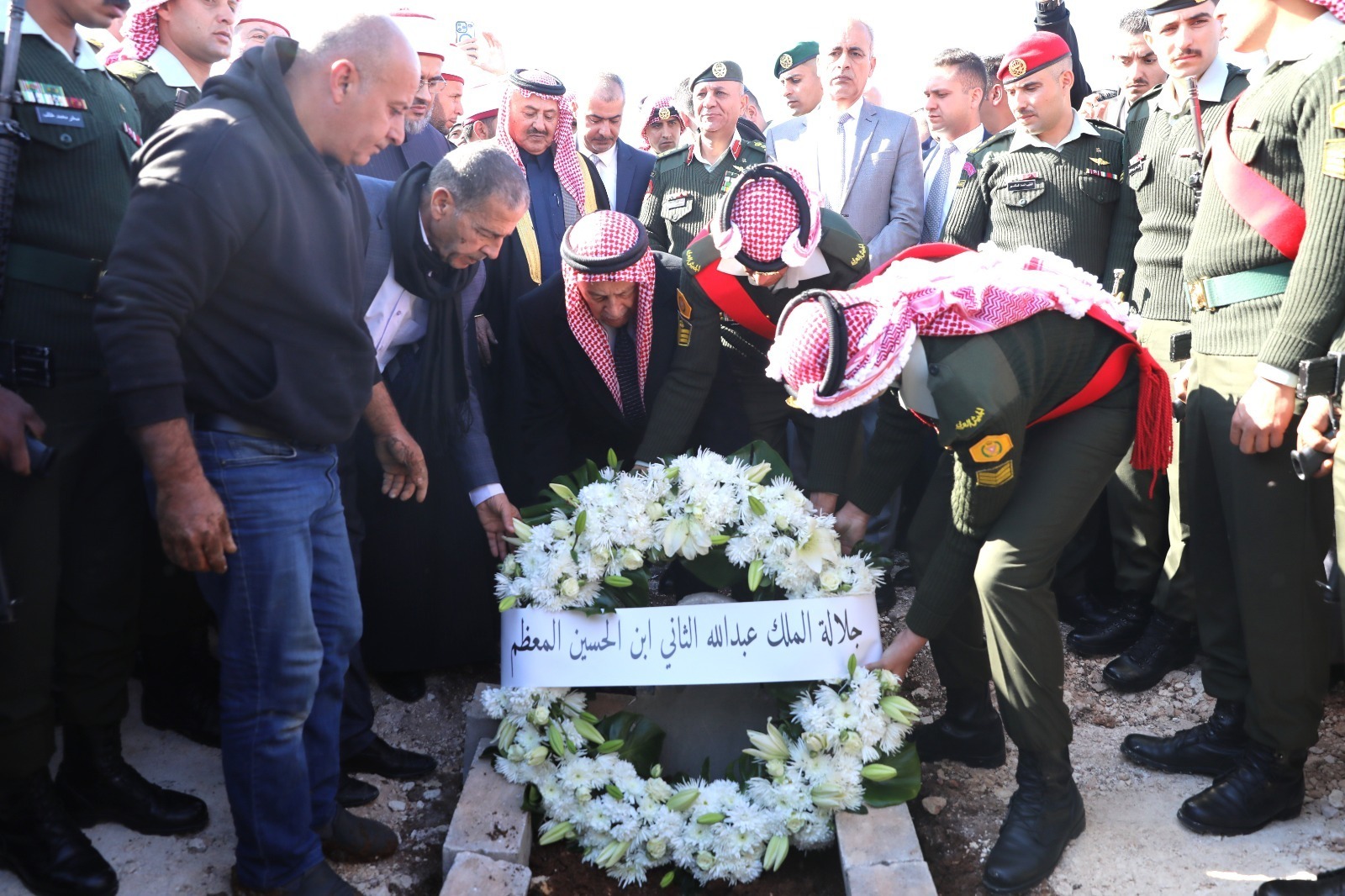 رئيس الديوان الملكي يشارك في تشييع جثمان رئيس الوزراء الأسبق أحمد عبيدات