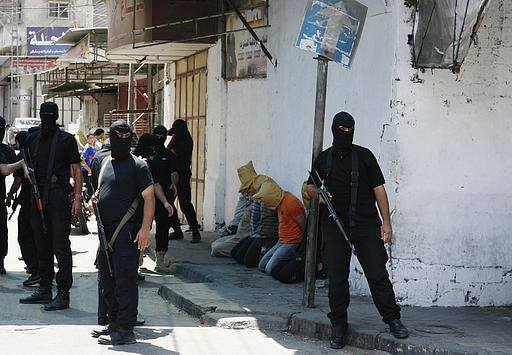 بالصور  ..  اعدام 18 عميلاً من عملاء الإحتلال بغزة