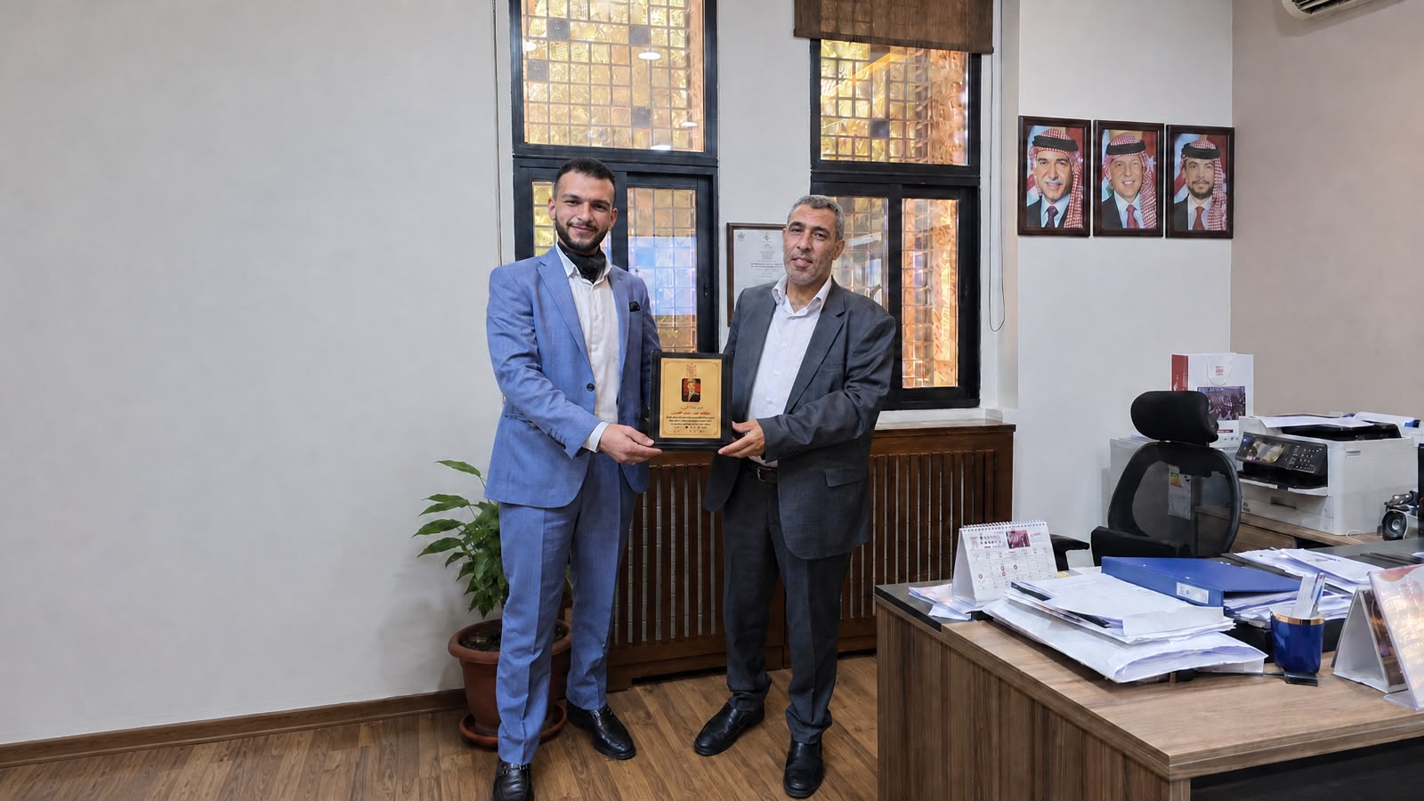 رئيس جامعة البترا بالوكالة يكرّم طالب الدراسات العليا العيسوي لتصدّره معدلات استعارة الكتب