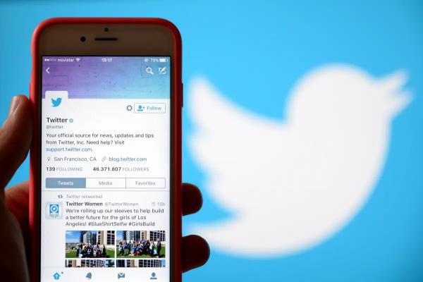 تويتر تتيح لجميع مستخدمي iOS تحديد من يرد على تغريداتهم