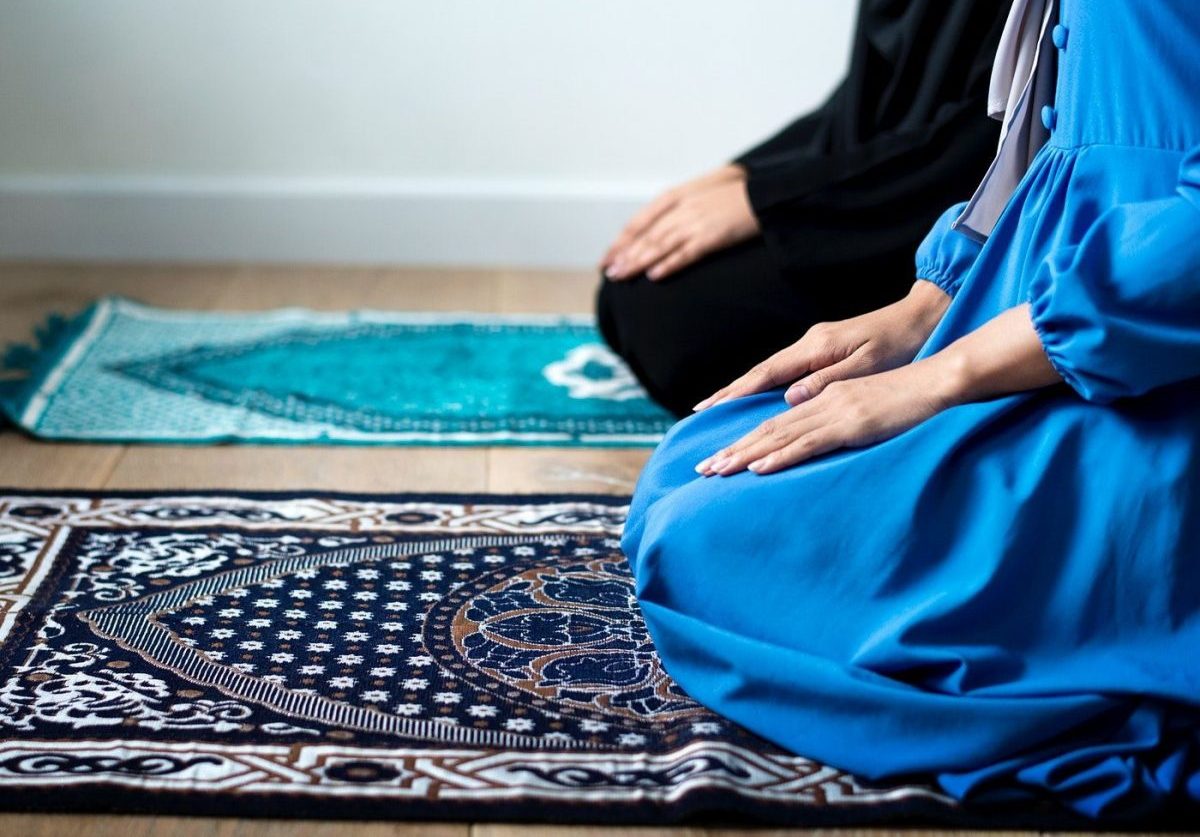 هل تخرج المعتدة من وفاة زوجها لصلاة التراويح والعمل؟