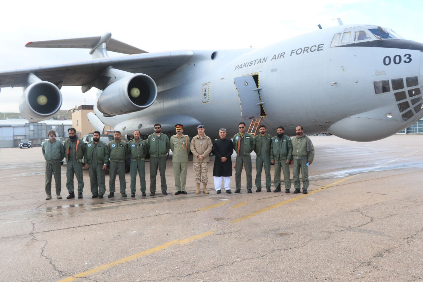 وصول طائرة مساعدات باكستانية إلى مطار ماركا العسكري - صور 
