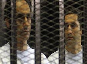 كواليس سجن أتباع نظام مبارك ..  علاء وجمال في زنزانة الشاطر على سريرين متهالكين  ..  وأحمد نظيف خائف