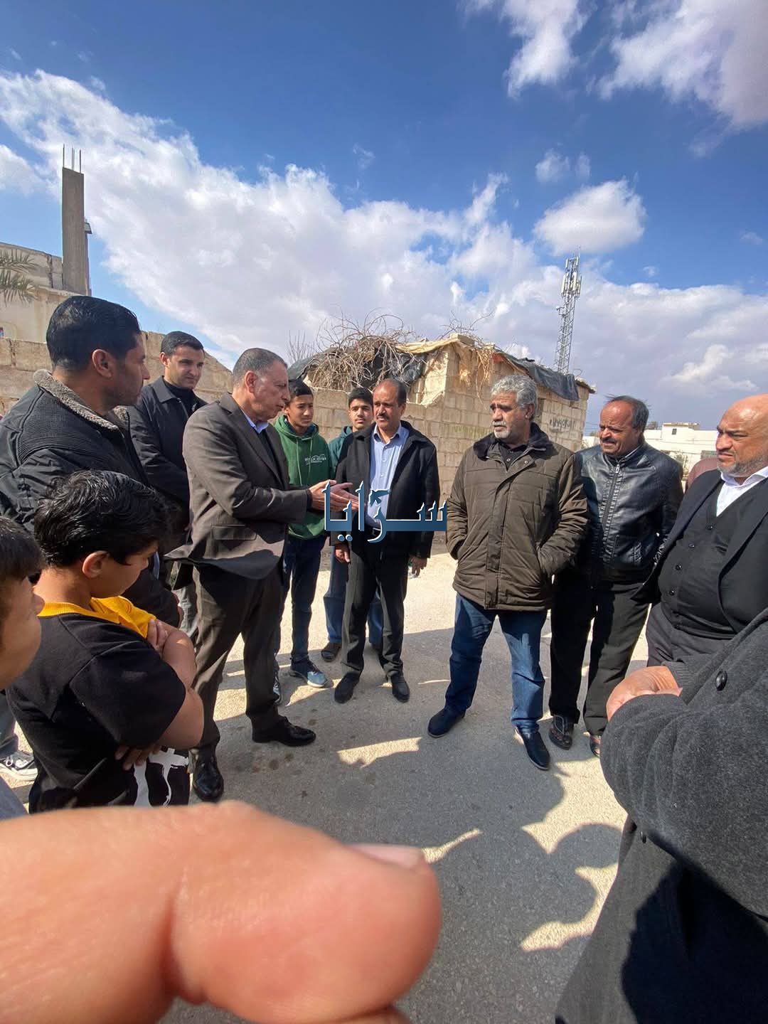 بالفيديو والصور ..  وزير الداخلية يؤدي صلاة الجمعة في سما السرحان ويشارك الأطفال فرحتهم بتوزيع كرات كانت معه