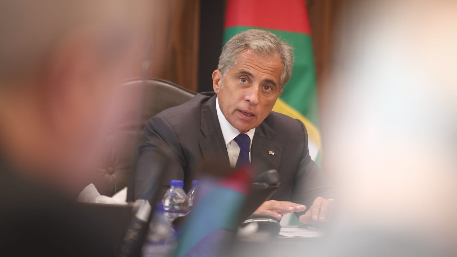 جعفر حسان يكسب المزاج الشعبي مجدداً بطلب استقالة البكار ..  وأردنيون: نريد المزيد