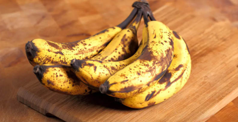 هذا سر انتشار البقع البنية على الموز ..  وإليك الحل لمنعها