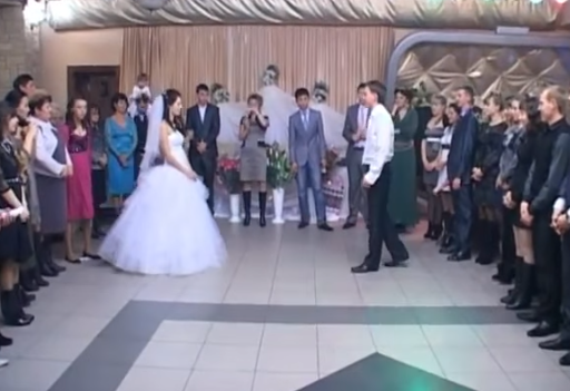 فيديو لأغرب ما فعله عروسان في حفل زفافهم على الإطلاق!