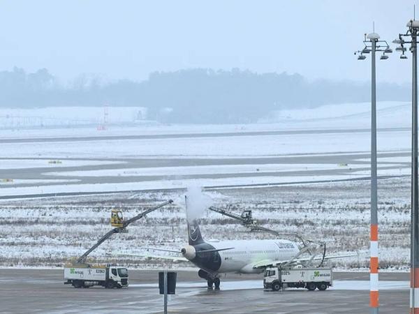 مطار برلين يوقف عملياته بسبب "الجليد الأسود"