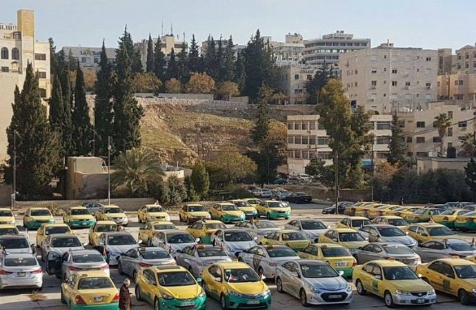 سائقو التاكسي الأصفر يعتصمون أمام 'النقل' الأحد