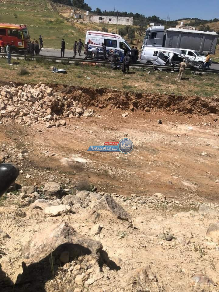 بالصور  ..  وفاتان و 4 إصابات بحادث تصادم بالمفرق 