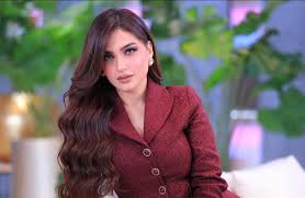 ياسمين عز تثير الجدل برد ساخر حول سر نضارة بشرتها