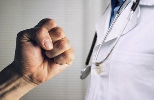 أنباء عن تطور الاعتداء إلى الضرب ..  عين حالي يعتدي على مدير مستشفى حكومي برفقة أقاربه