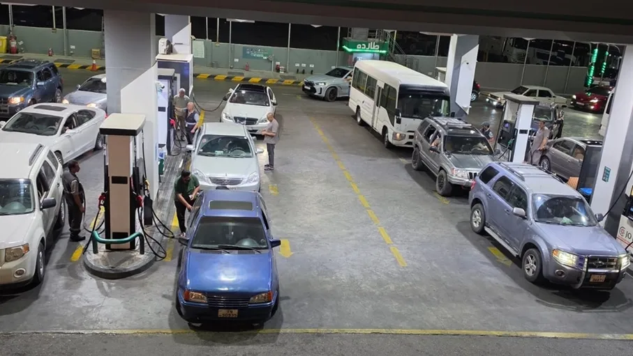 ازدحام خانق في محطات محروقات العقبة قبيل رفع أسعار البنزين