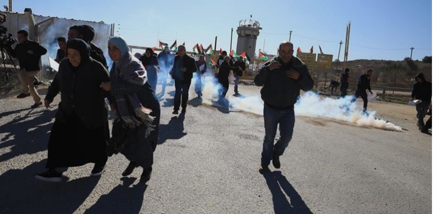 إصابة العشرات إثر تفريق الجيش الإسرائيلي مسيرات بالضفة