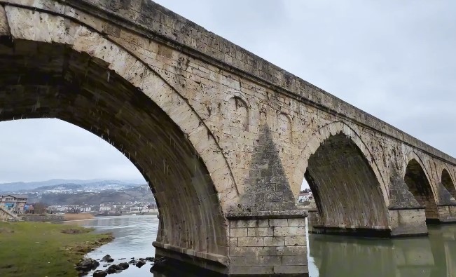 "جسر على نهر درينا" ..  "صوقوللو" يروي تاريخ 447 عاما في البوسنة