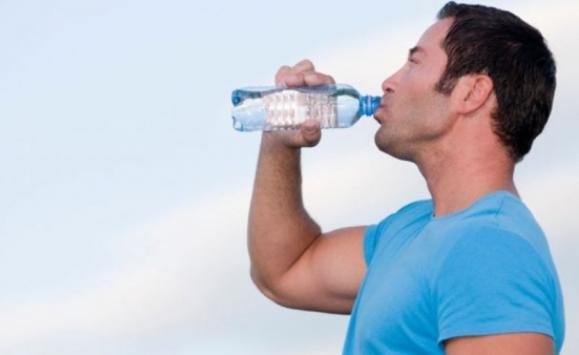 لماذا يمكن أن يصبح شرب الماء خطرا على الصحة؟