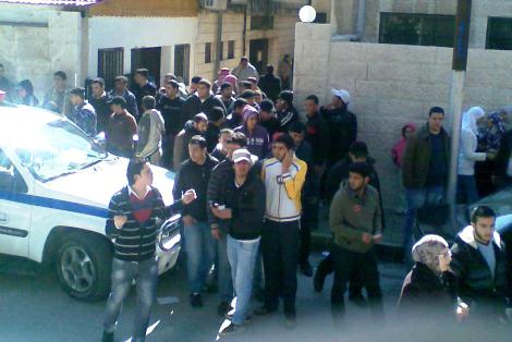 طلاب " توجيهي " و أهالي يعتصمون أمام وزارة التربية