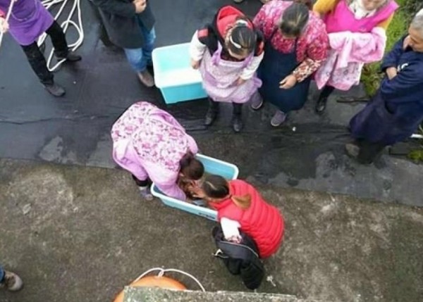 بالصور: صينية فقدت توازنها فسقط طفلها من يديها في المرحاض .. تفاصيل
