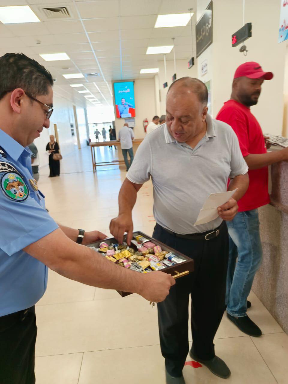 إدارة ترخيص السواقين والمركبات توزع الحلوى على المواطنين المراجعين لأقسام الترخيص احتفالا بالمناسبات الوطنية 